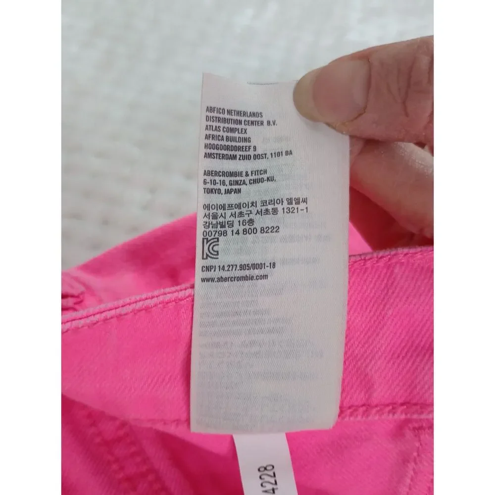 Hollister jeans features